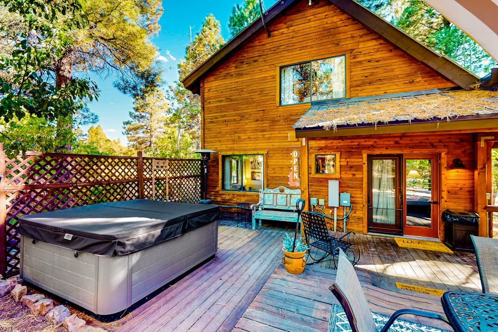 Cozy dog-friendly cabin with private hot tub, hiking trail backyard, wood stove