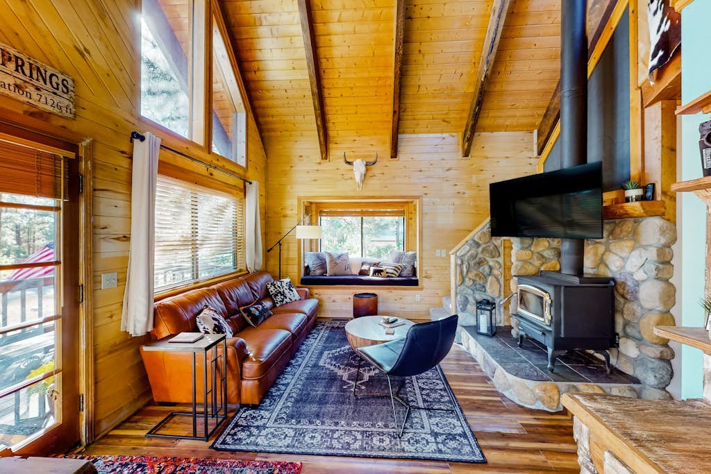 Cozy dog-friendly cabin with private hot tub, hiking trail backyard, wood stove