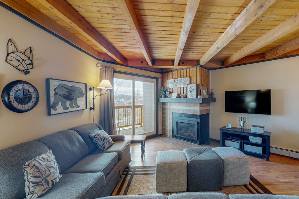Conveniently Located Condo with Pool, Hot Tub & Sauna - Near Slopes & Lake