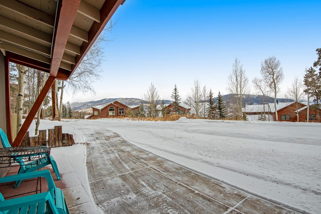 Cozy mountain view condo with patio - on bus route & great for skiing & boating