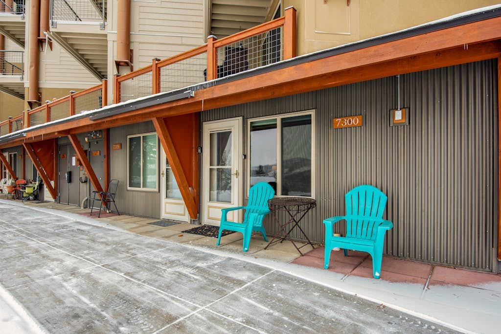 Cozy mountain view condo with patio - on bus route & great for skiing & boating