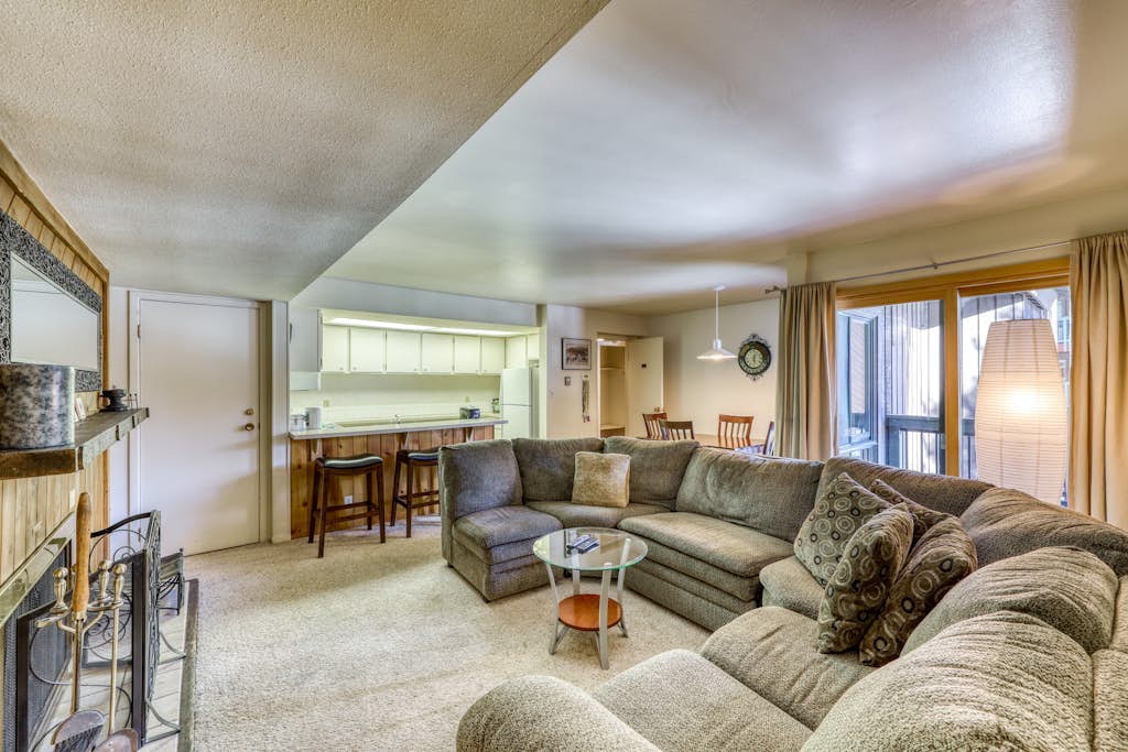 Cozy condo w/ private balcony, shared pool, & hot tub - close to golf & slopes