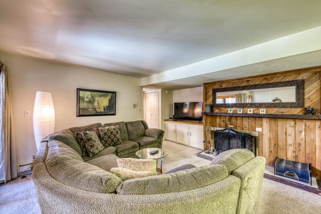 Cozy condo w/ private balcony, shared pool, & hot tub - close to golf & slopes