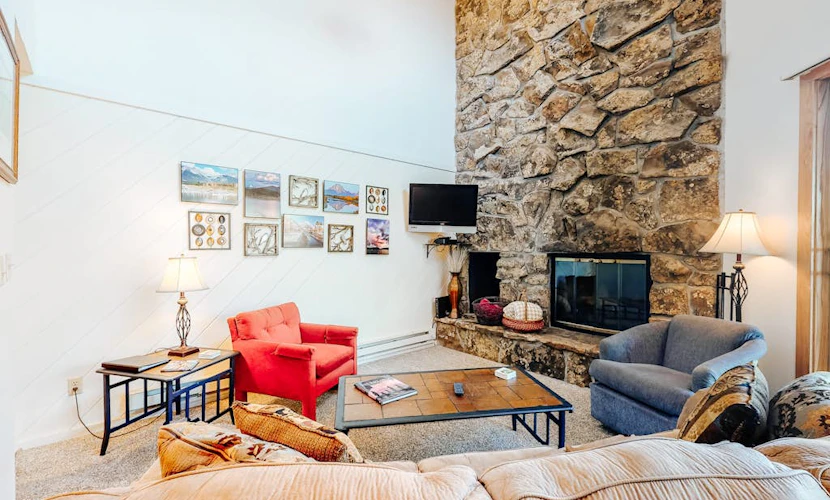 Lakefront oasis near marina with gas fireplace, loft & hot tub