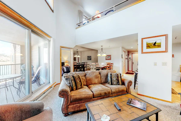 Lakefront oasis near marina with gas fireplace, loft & hot tub