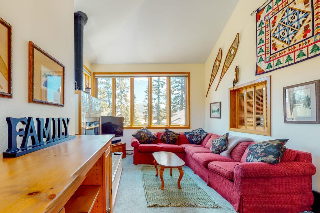 Bright home with fireplace & perfect location steps to hiking trails