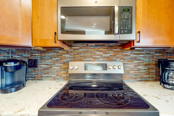 Bright home with fireplace & perfect location steps to hiking trails
