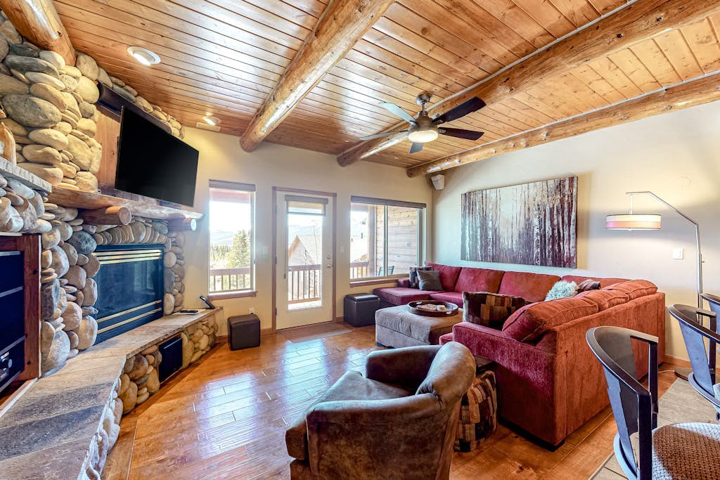 Gorgeous Townhouse w/Free WiFi, Private Washer/Dryer, Lake Views - Near Keystone