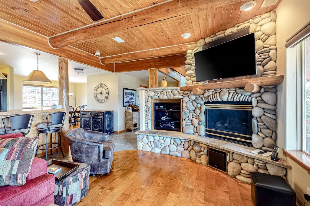Gorgeous Townhouse w/Free WiFi, Private Washer/Dryer, Lake Views - Near Keystone