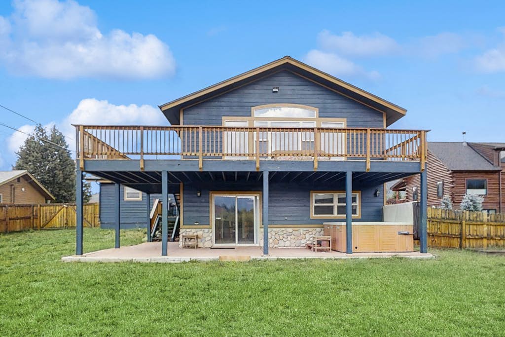 Lovely Home W/ Private Hot Tub, Mtn Views & Free WiFi - Close to Keystone Skiing