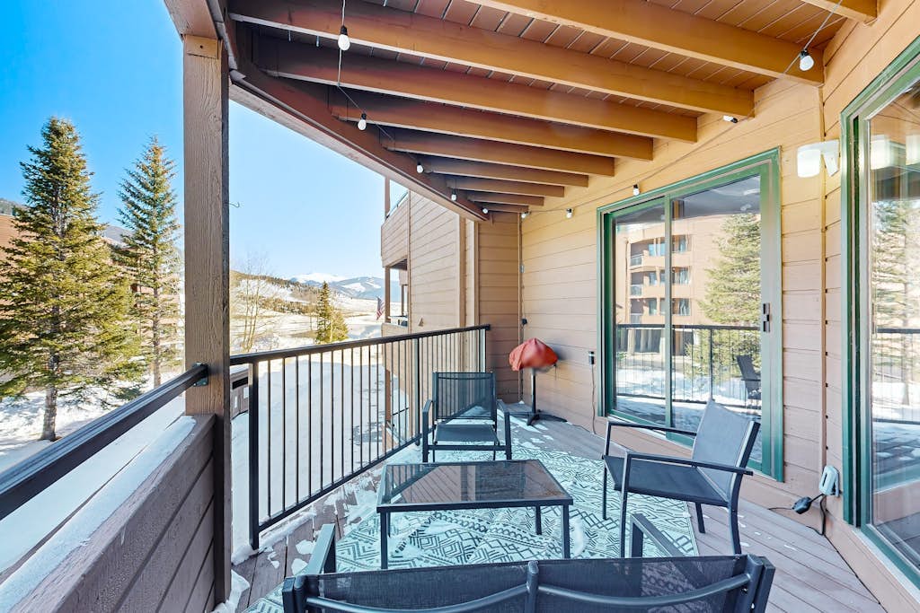 Cozy Lakeside Condo with Hot Tub, Pool, Stunning Views & Ski Resort Access