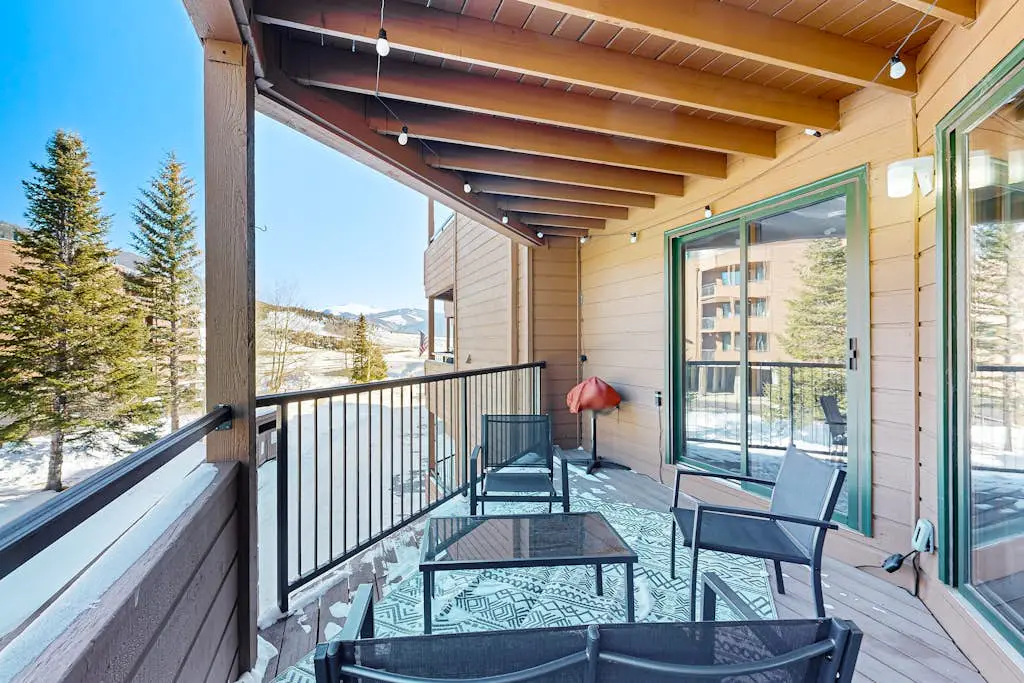 Mountain View Lakeside Retreat