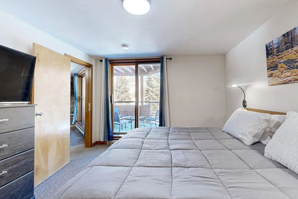 Mountain View Lakeside Retreat
