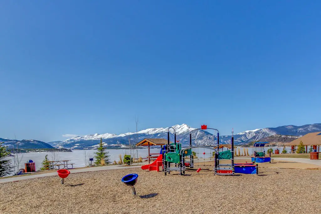 Mountain View Lakeside Retreat