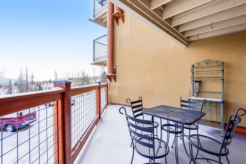 Cozy mountain view condo w/ private balcony