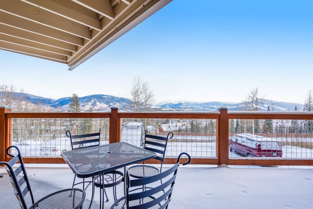 Cozy mountain view condo w/ private balcony