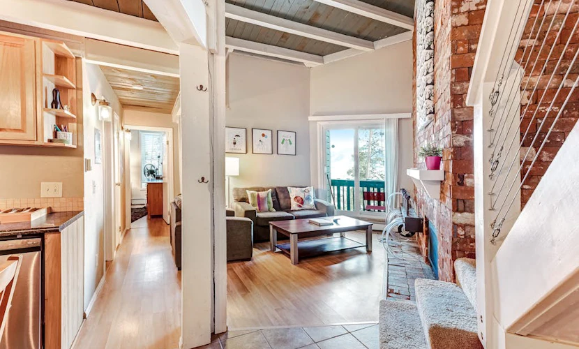 Mountain view condo w/skylit loft, balcony, shared pool, hot tub & game room