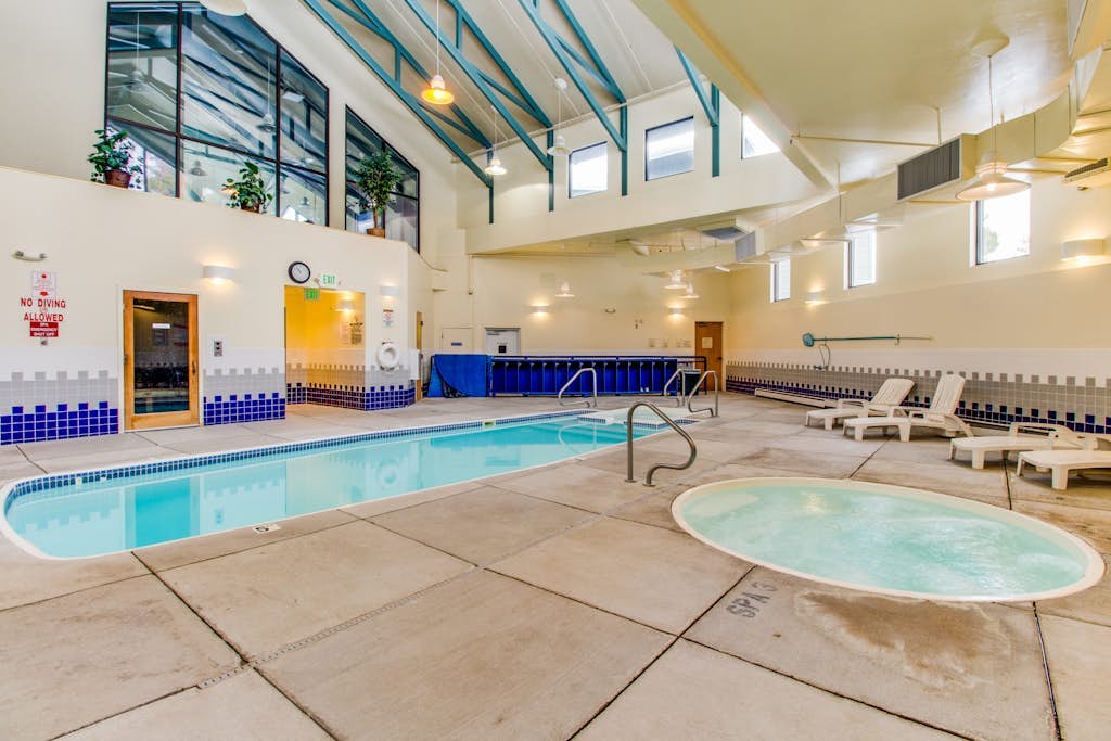 Mountain view condo w/skylit loft, balcony, shared pool, hot tub & game room