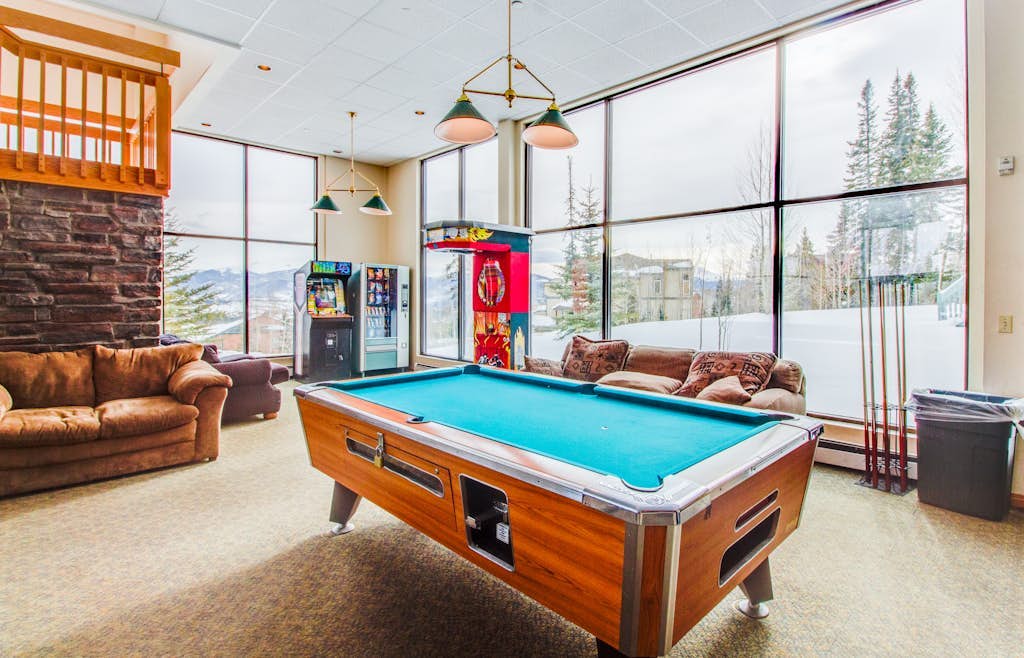 Mountain view condo w/skylit loft, balcony, shared pool, hot tub & game room