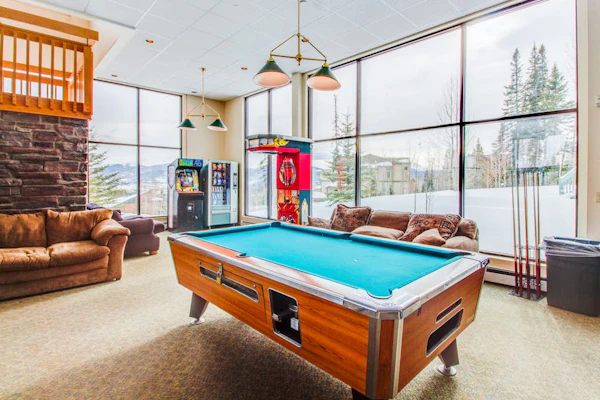 Mountain view condo w/skylit loft, balcony, shared pool, hot tub & game room