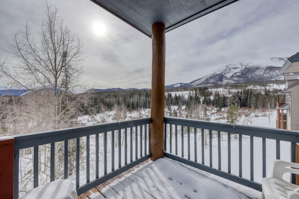 Inviting townhome w/private balcony & amazing mountain views