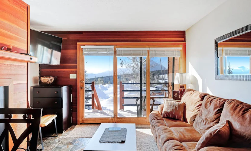 Delightful condo with mountain views & clubhouse with pool & hot tub