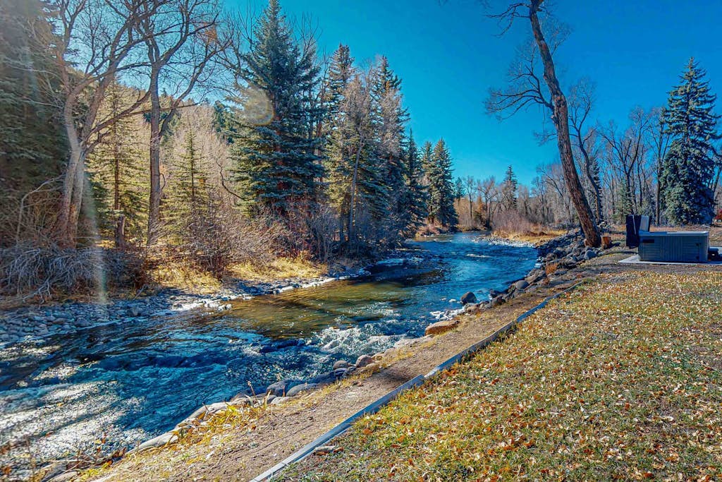 Spacious cabin with river views, private hot tub, sun room, and full kitchen!
