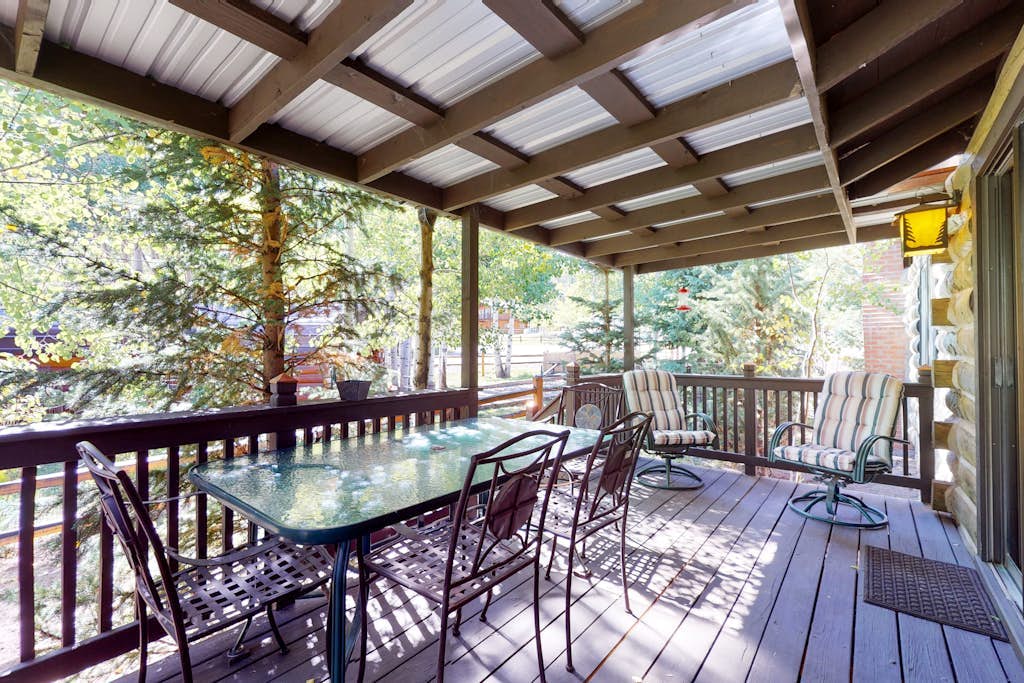 Friendly cabin with WiFi, deck, and porch swing - close to the National forest