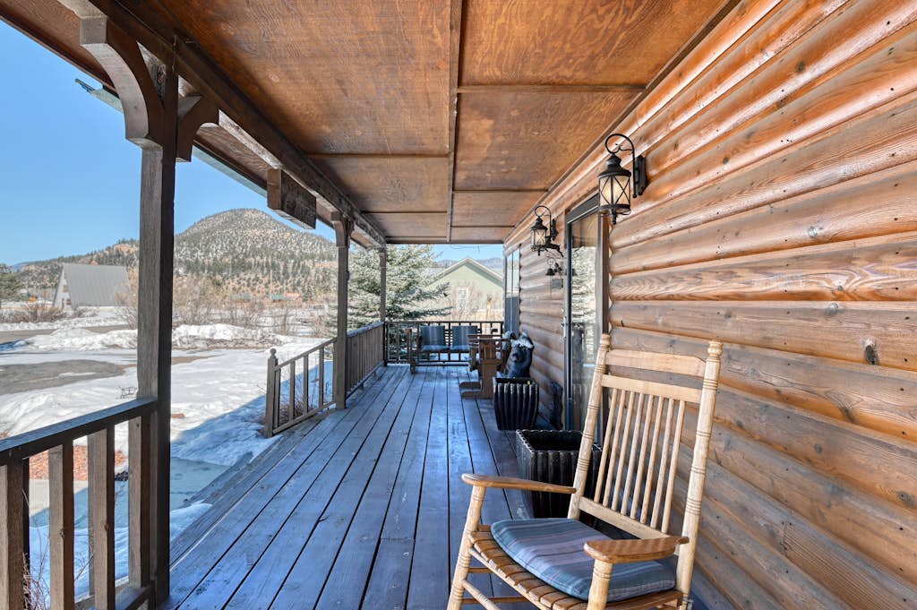 Classic log lodge with shaded porch, patio & chiminea - near hiking