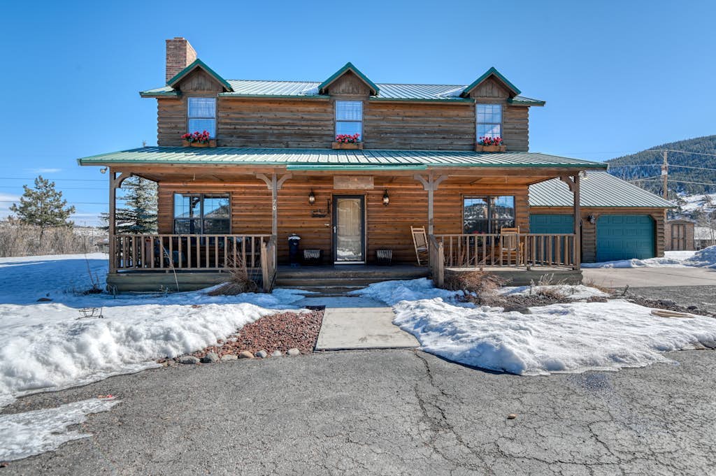 Classic log lodge with shaded porch, patio & chiminea - near hiking