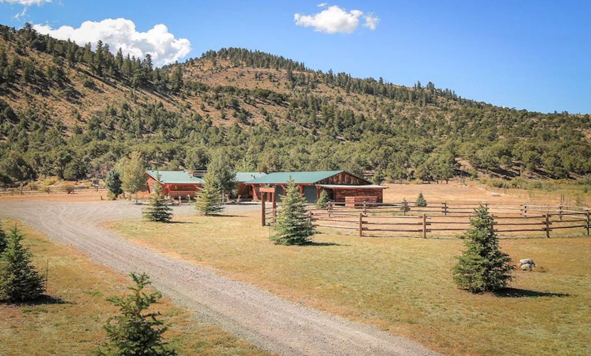 Beautiful country main house next to mountains w/new barn & corral/free WiFi
