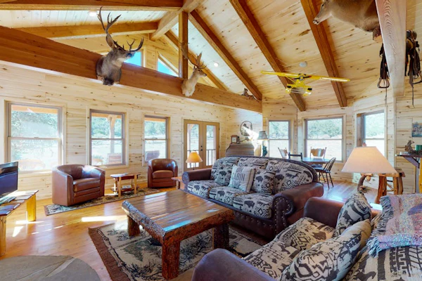 Beautiful country main house next to mountains w/new barn & corral/free WiFi