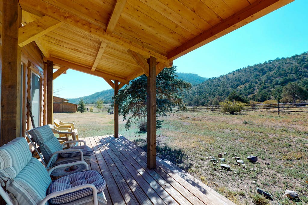 Beautiful country main house next to mountains w/new barn & corral/free WiFi