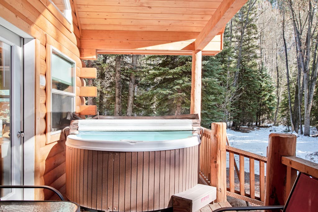 Homey cabin near National Forest with private hot tub, deck, grill, & WiFi