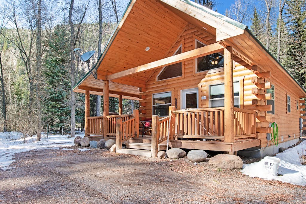 Homey cabin near National Forest with private hot tub, deck, grill, & WiFi