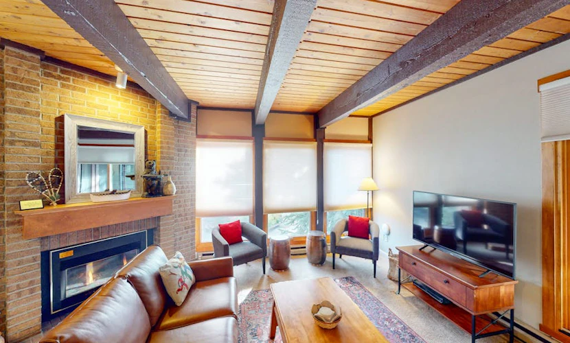 Comfortable ski condo close to Steamboat lifts with hot tub & pool