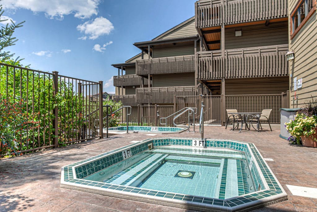 Comfortable ski condo close to Steamboat lifts with hot tub & pool