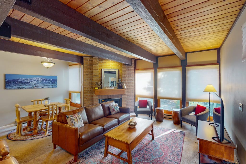 Comfortable ski condo close to Steamboat lifts with hot tub & pool
