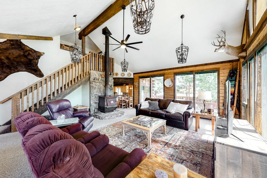 Rustic Family Getaway W/ Expansive Deck, Full Kitchen, Wood Stove & Washer/Dryer