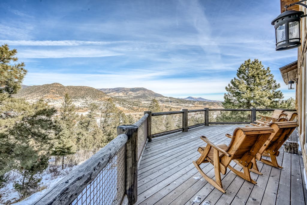 Lodge-style home with striking mountain views, fireplaces, & hot tub