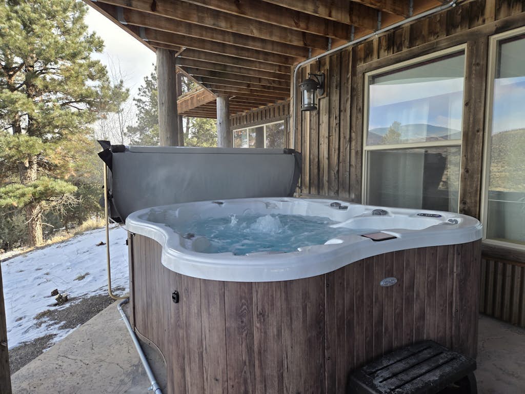 Lodge-style home with striking mountain views, fireplaces, & hot tub