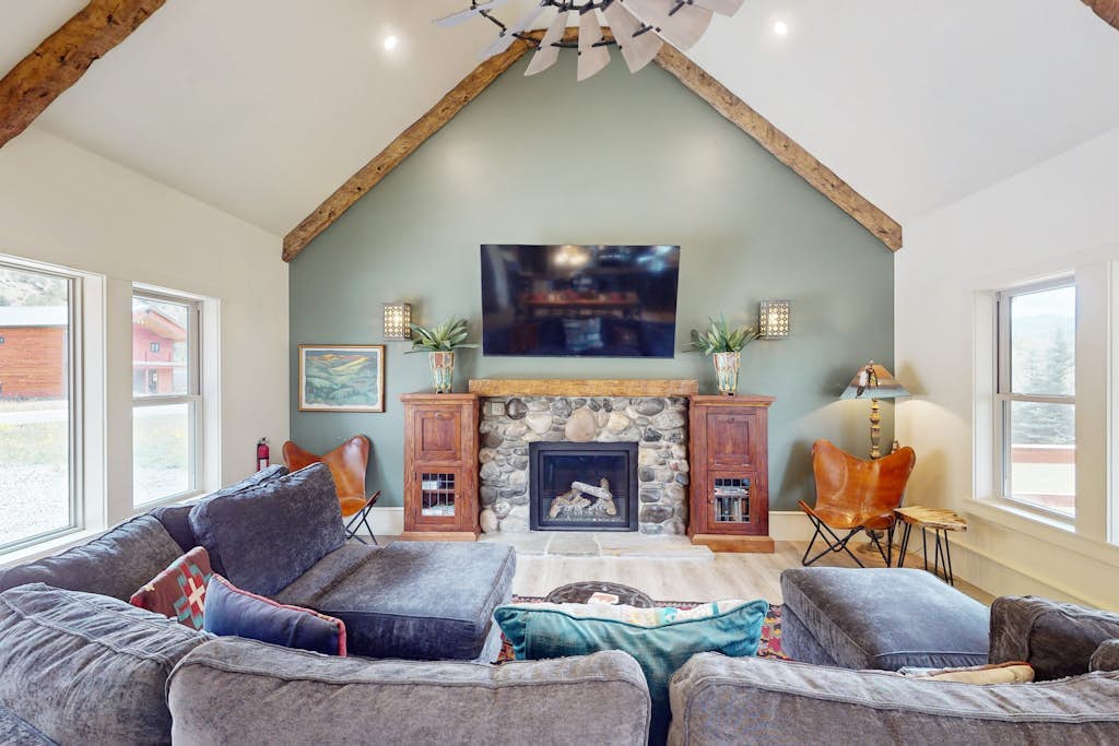 Mountain view modern home with open layout, gas fireplace, smart TVs, & W/D