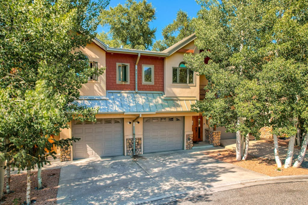 Inviting Condo Near Town w/ Jetted Tub, Full Kitchen, Balcony & Free WiFi