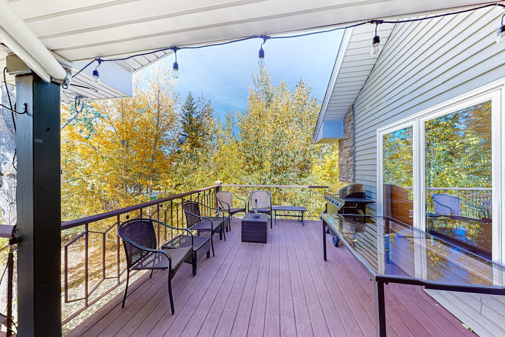 Gorgeous condo near Steamboat lifts with W/D, deck, garage - easy access to town