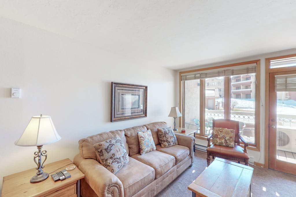 Comfy mountain condo with A/C in every room, pool, hot tub & W/D