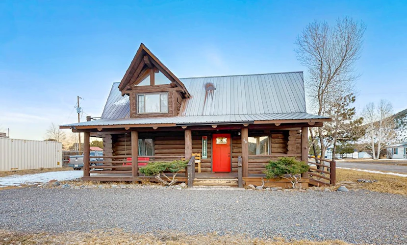 Classic alpine cabin with fast WiFi, enclosed yard, deck, dogs ok