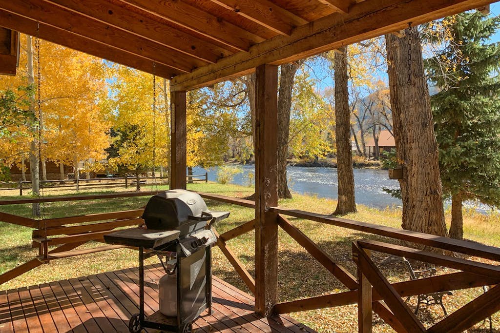 Charming riverfront cabin with mountain view, firepit, washer/dryer & grill