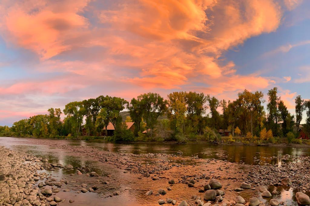 Charming riverfront cabin with mountain view, firepit, washer/dryer & grill