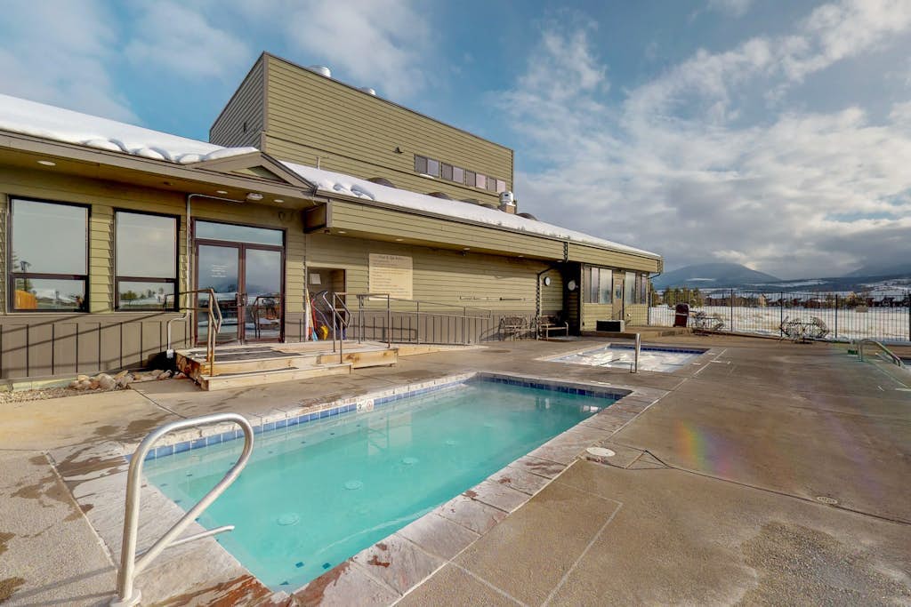 3-story mtn-view townhouse with balcony, grill, wood fireplace, & washer/dryer