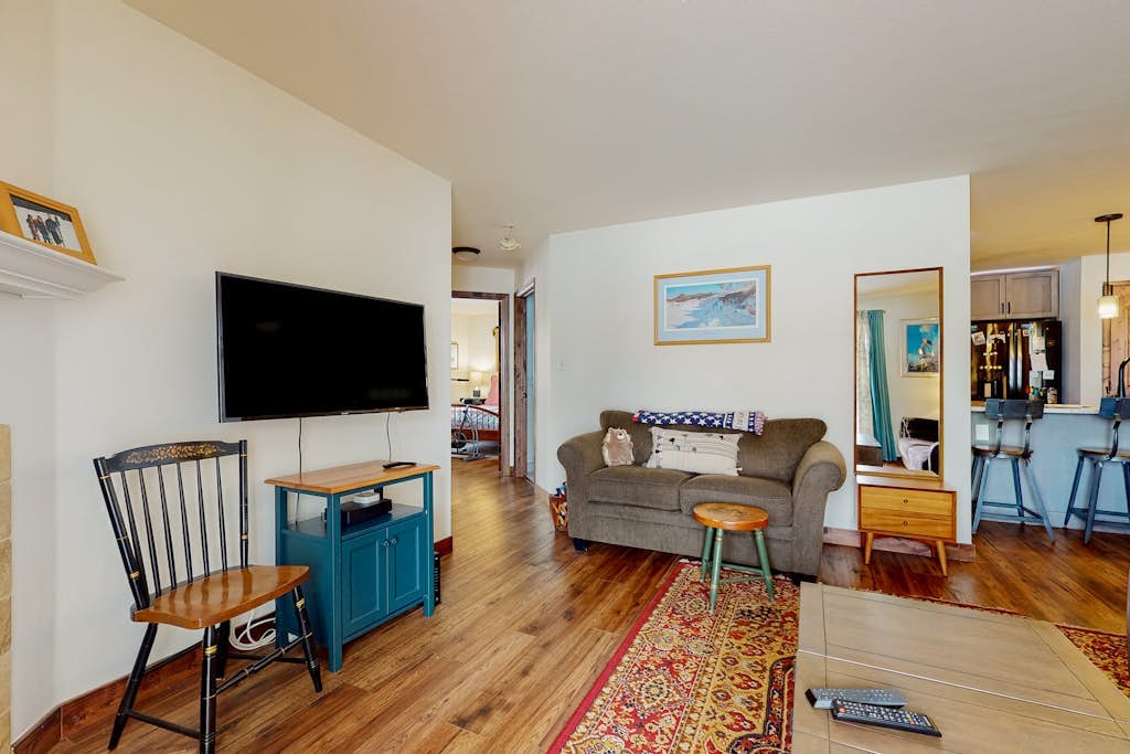Ground-floor condo with hot tub, patios & mountain view